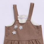 أفرول مُزين بجيوب وورد للمواليد البنات