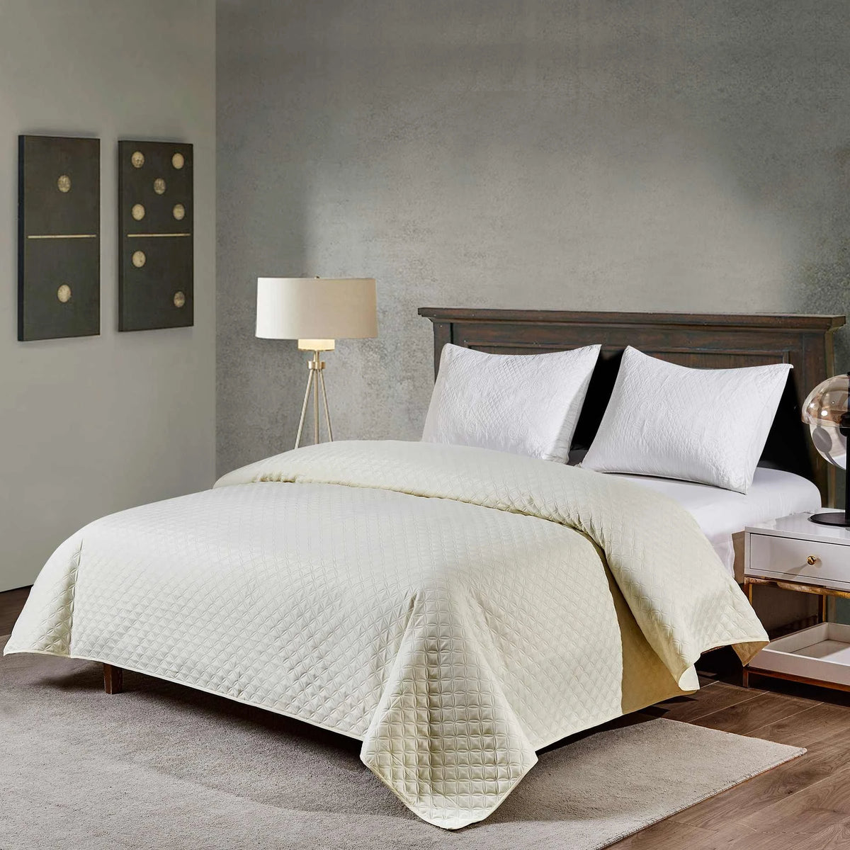 Free Off White Plain textured bedspread Image