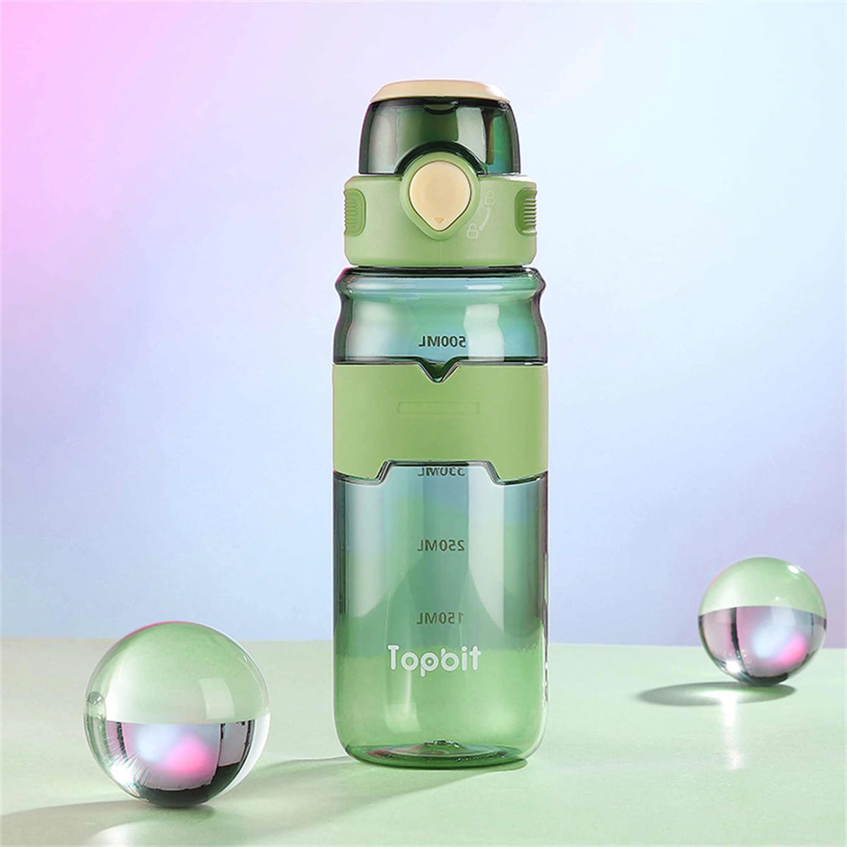 600ml Green plastic bottle Image