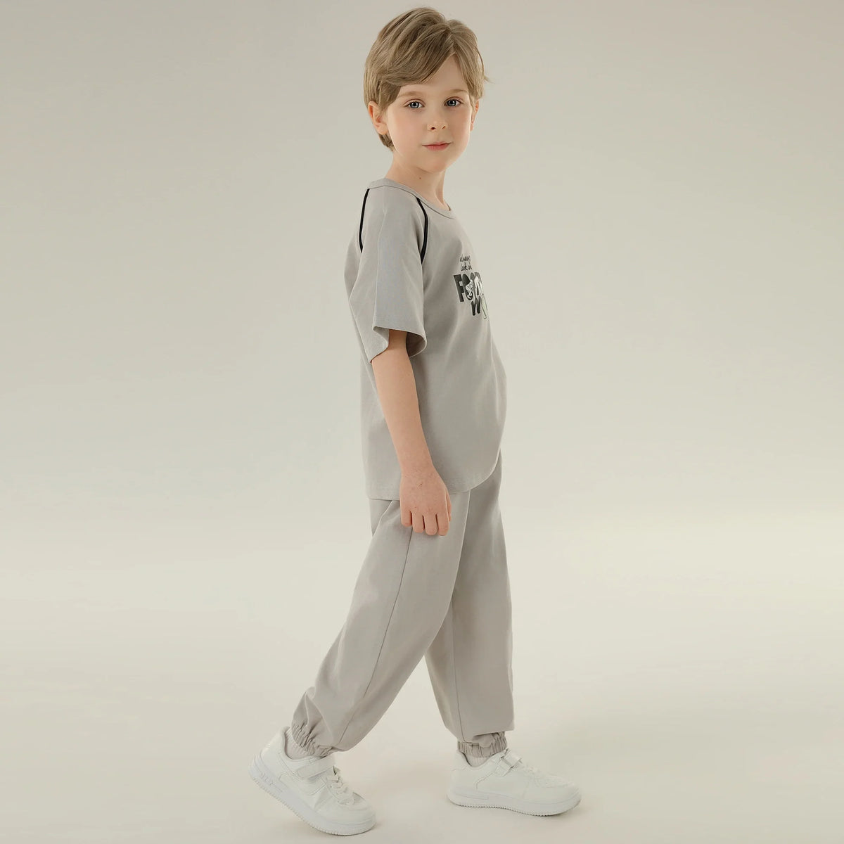 تيشيرت رياضي مطبوع بأكمام راجلان للأولاد