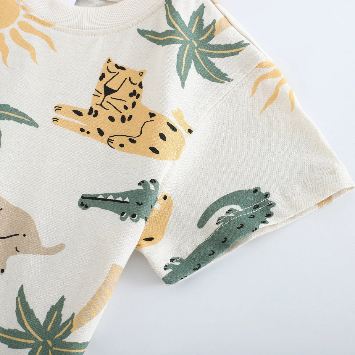 تيشيرت مزين بطباعة للأولاد المواليد