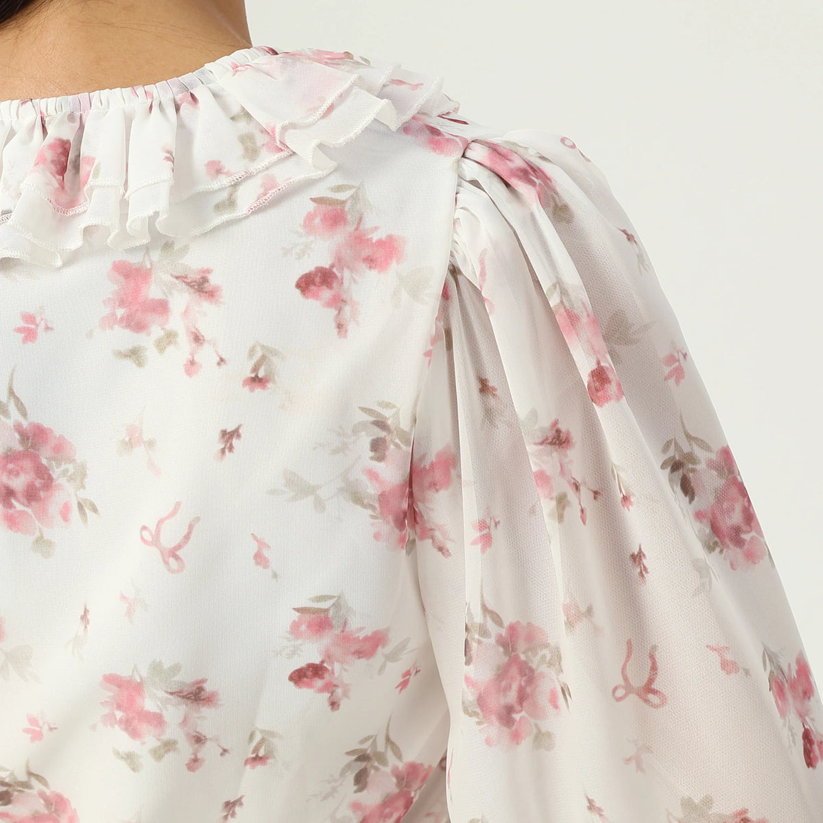 بلوزة بنمط الزهور للنساء