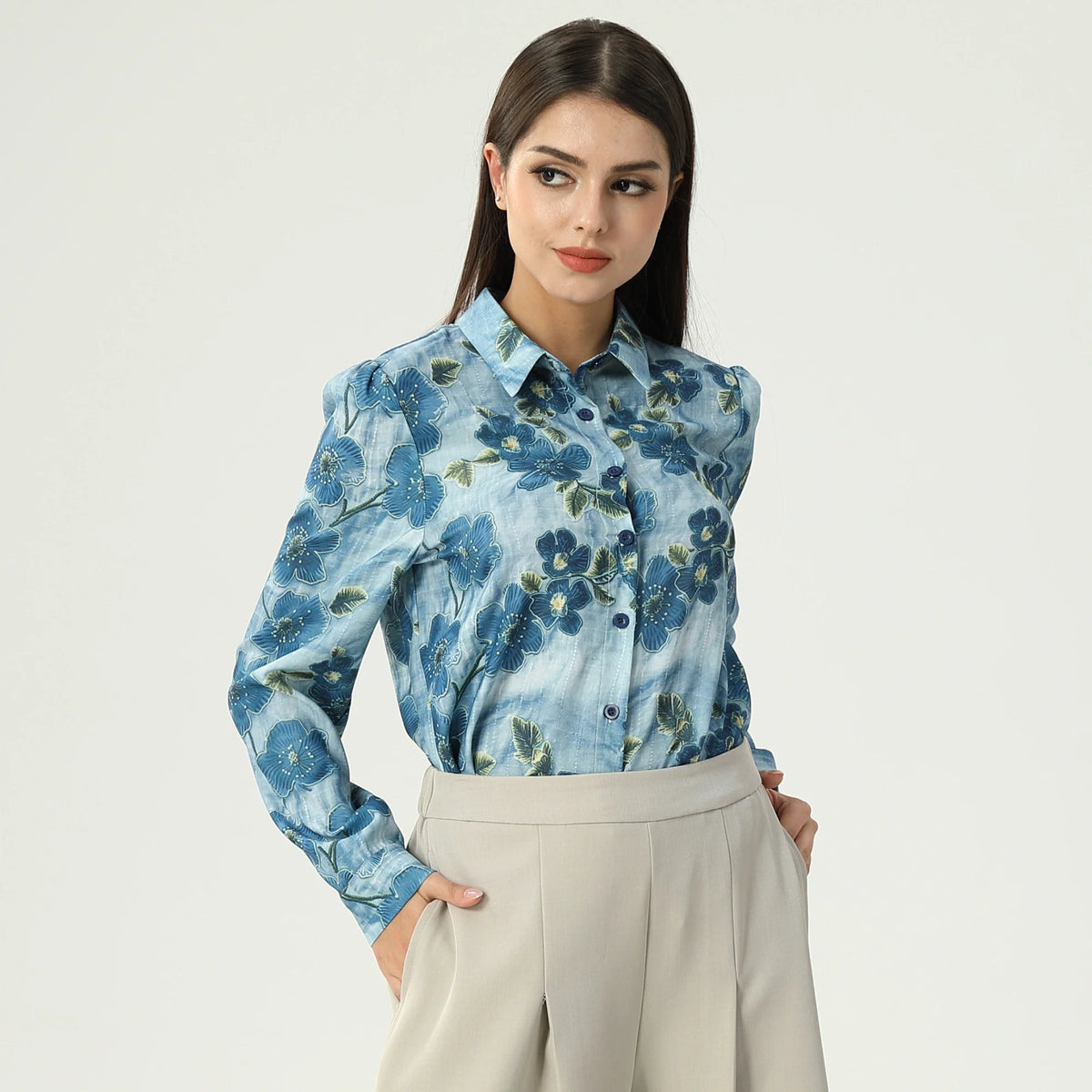 قميص مزين بنمط الزهور للنساء