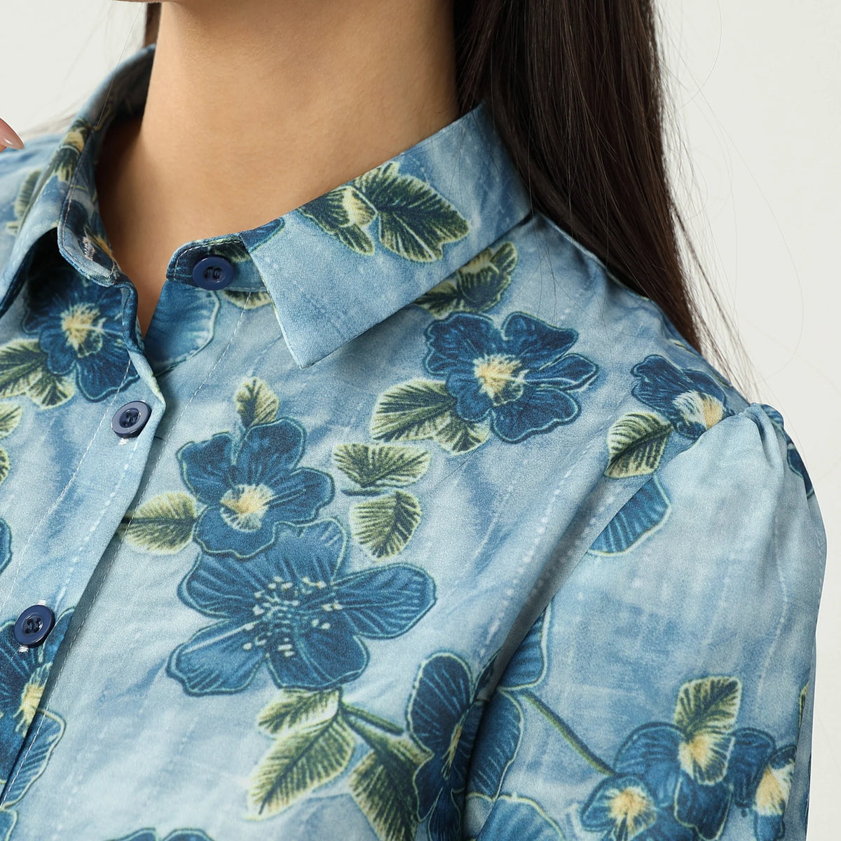 قميص مزين بنمط الزهور للنساء