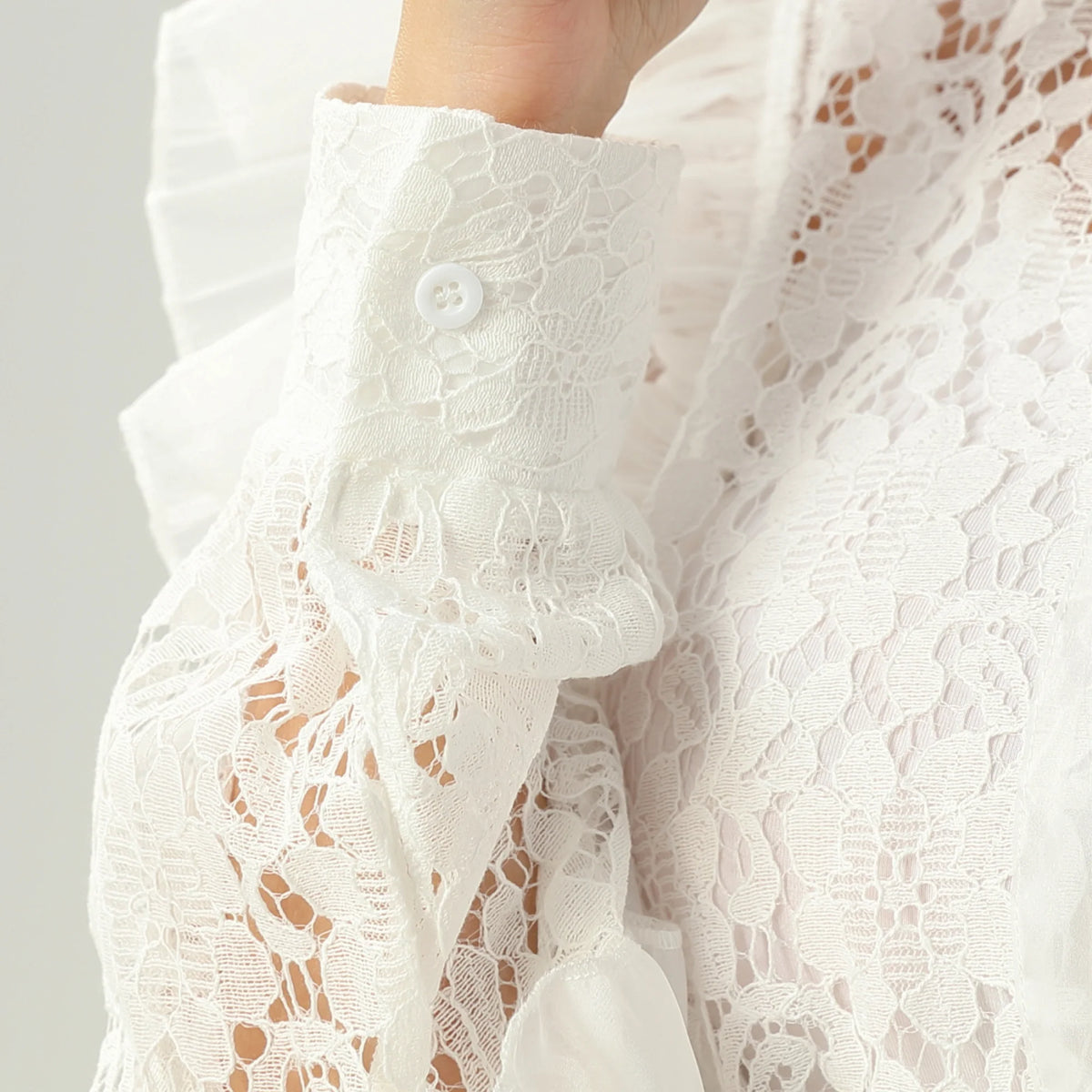 كنزة بتفاصيل كشكش للنساء