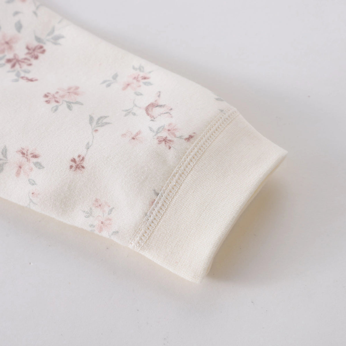 طقم بيجاما مزين بالزهور للبنات المواليد