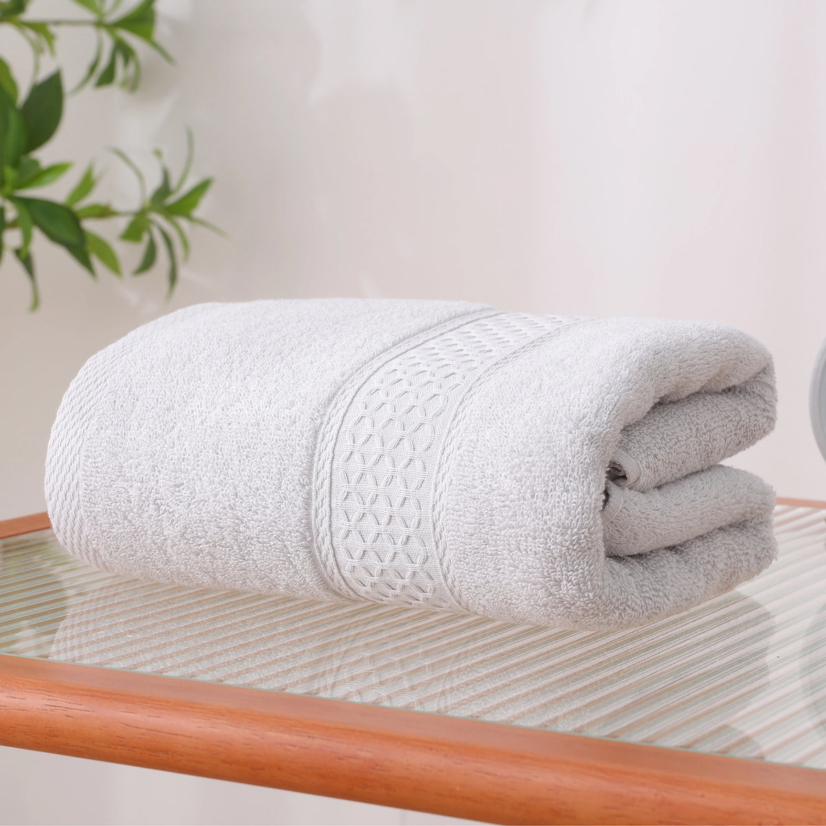 Free Light Grey Bath Towel for Unisex Image