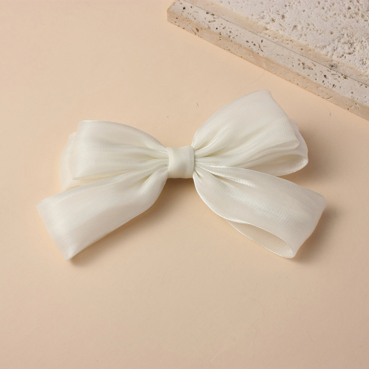 مشبك شعر بتصميم عصري للبنات