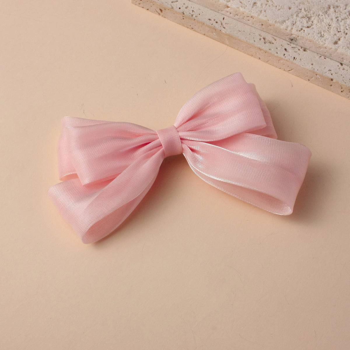 مشبك شعر بتصميم عصري للبنات