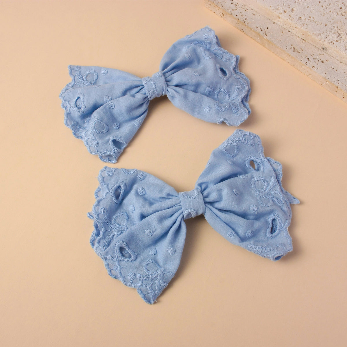 مشبك شعر بتصميم عصري للبنات