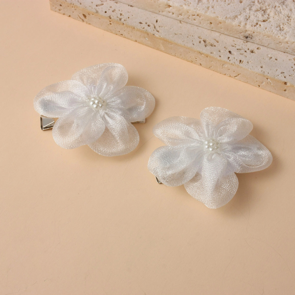 مشبك شعر بتصميم عصري للبنات