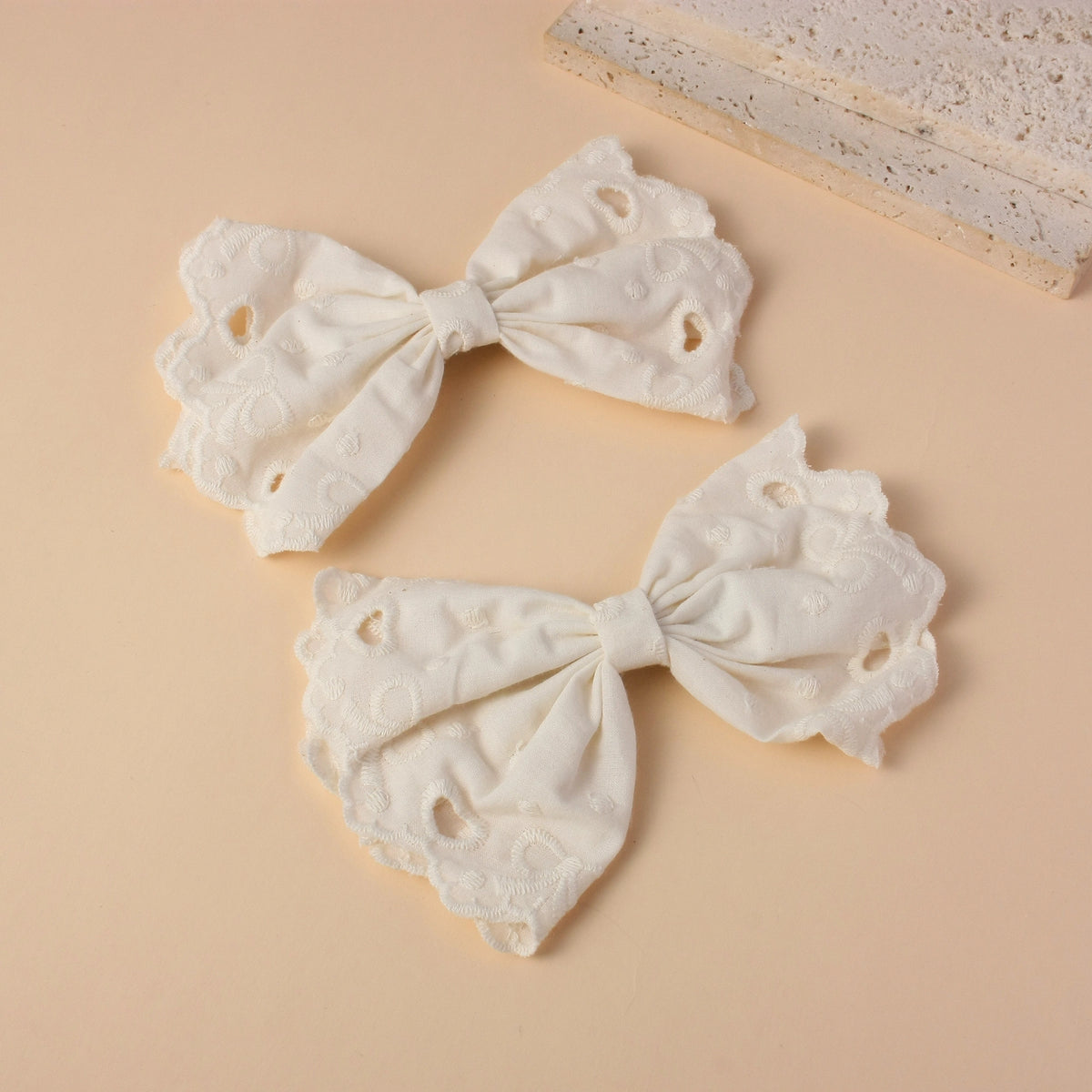 مشبك شعر بتصميم عصري للبنات