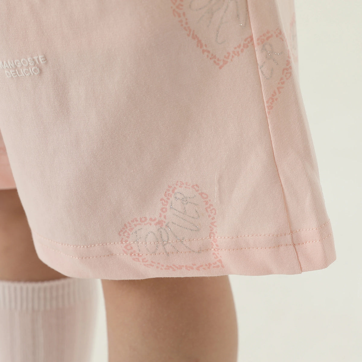 طقم بيجامة مزين بطباعة للمواليد البنات