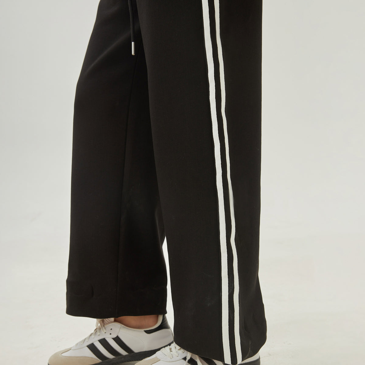 بنطال مطرز كاجوال للنساء