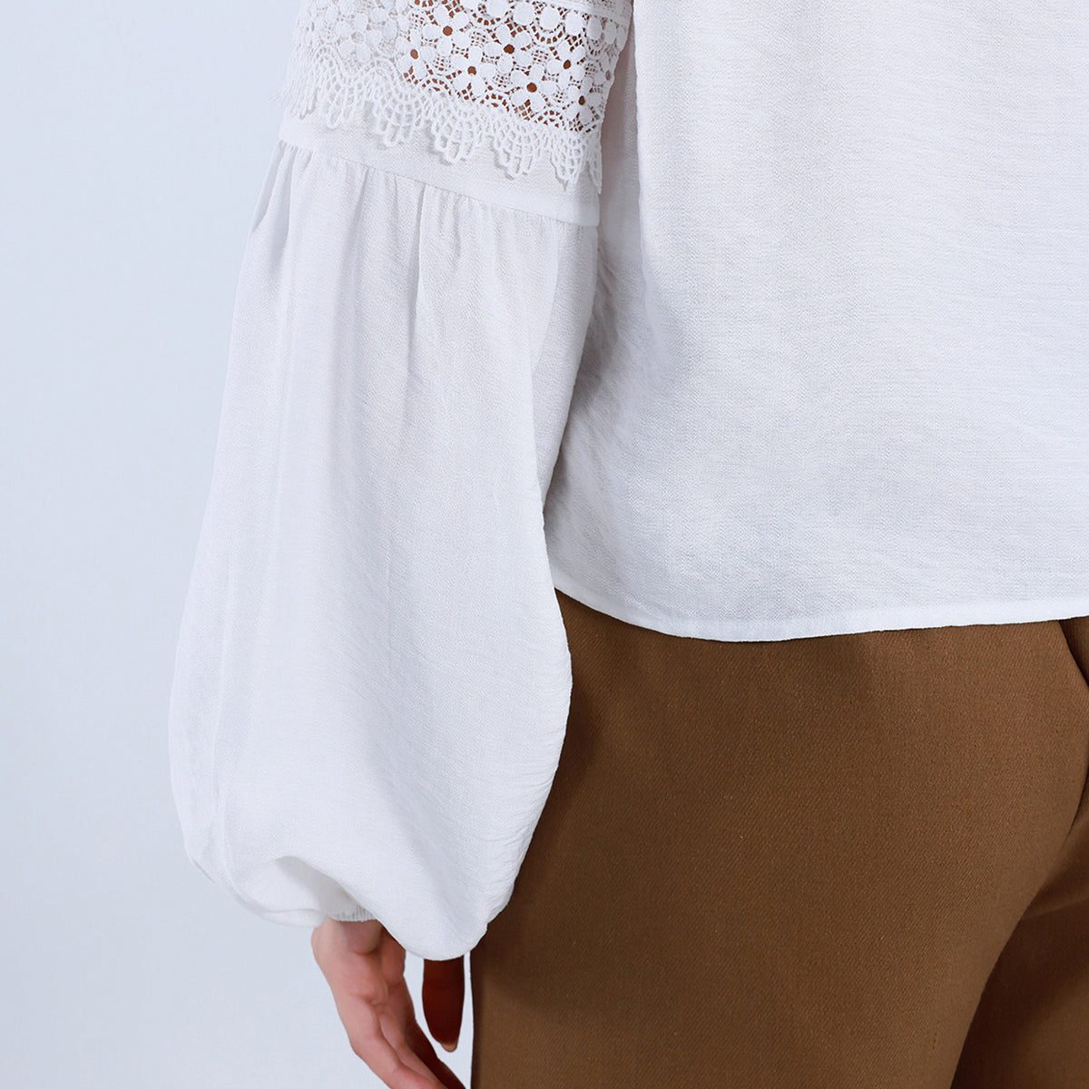 قميص كاجوال مزين بدانتيل للنساء