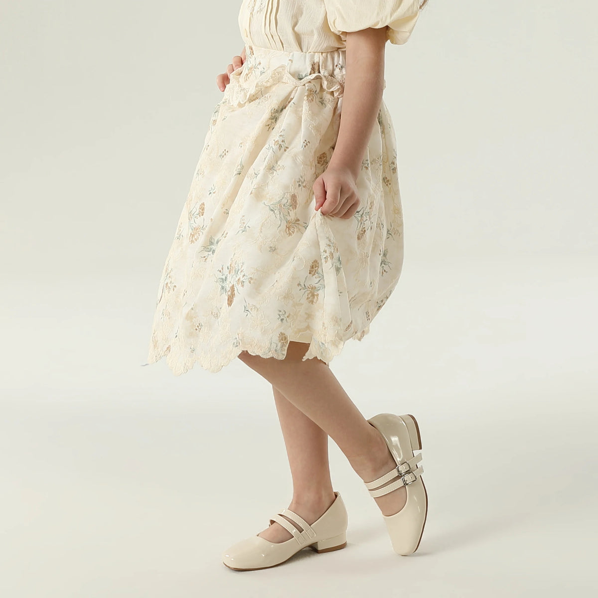 تنورة مزينة بنمط الزهور للبنات