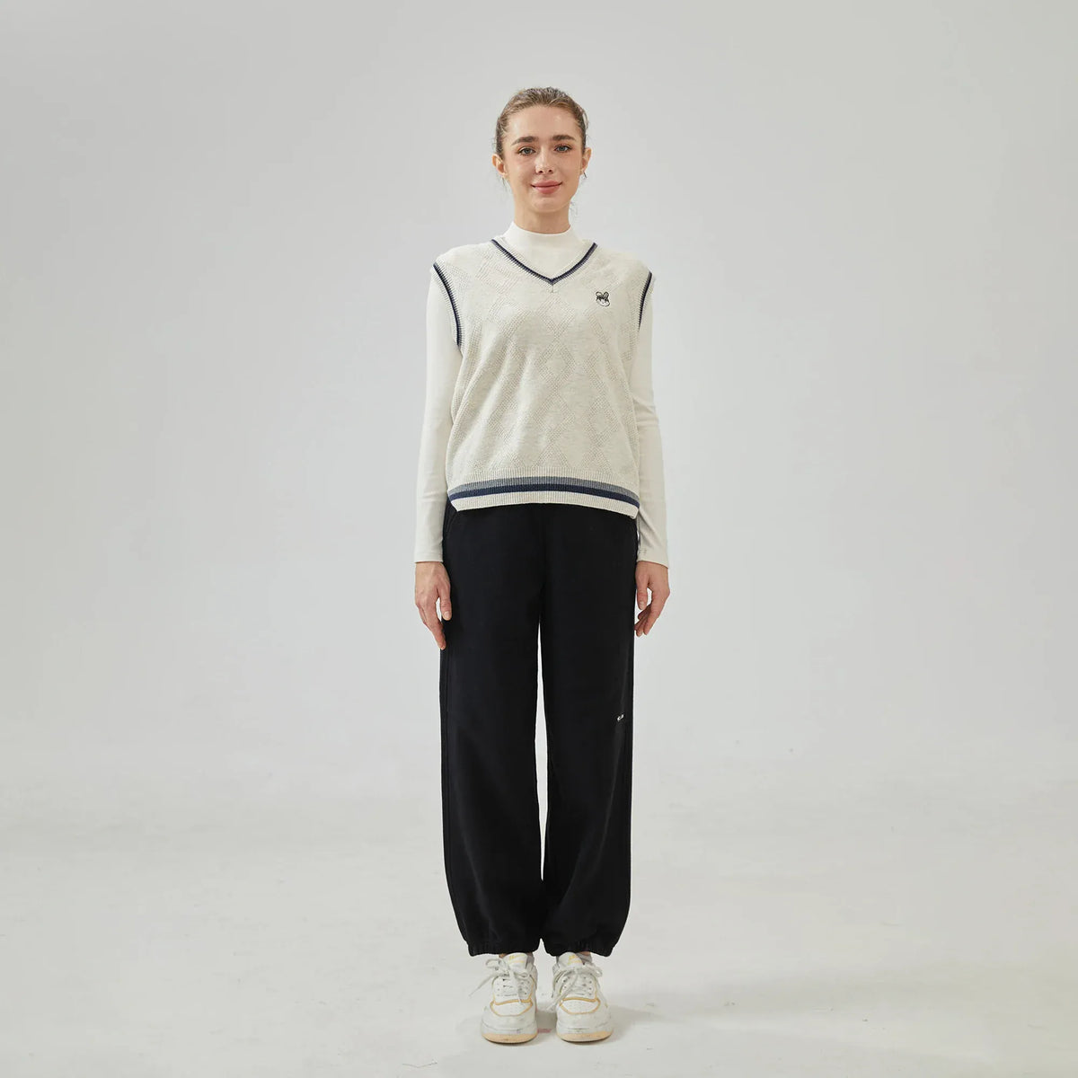 Embroidery Regular Sleevless Waistcoat with V-Neck for Women Image