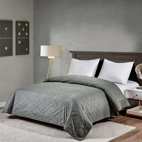 Free Green Plain Bedspread Image