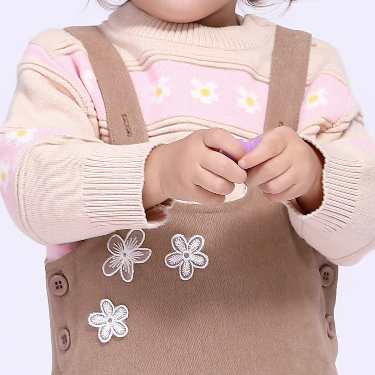 أفرول مُزين بجيوب وورد للمواليد البنات