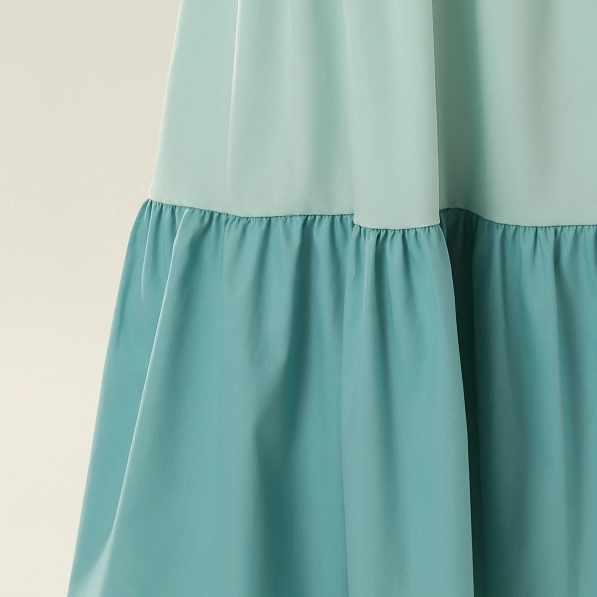 فستان بأكمام واسعة وألوان متداخلة للبنات