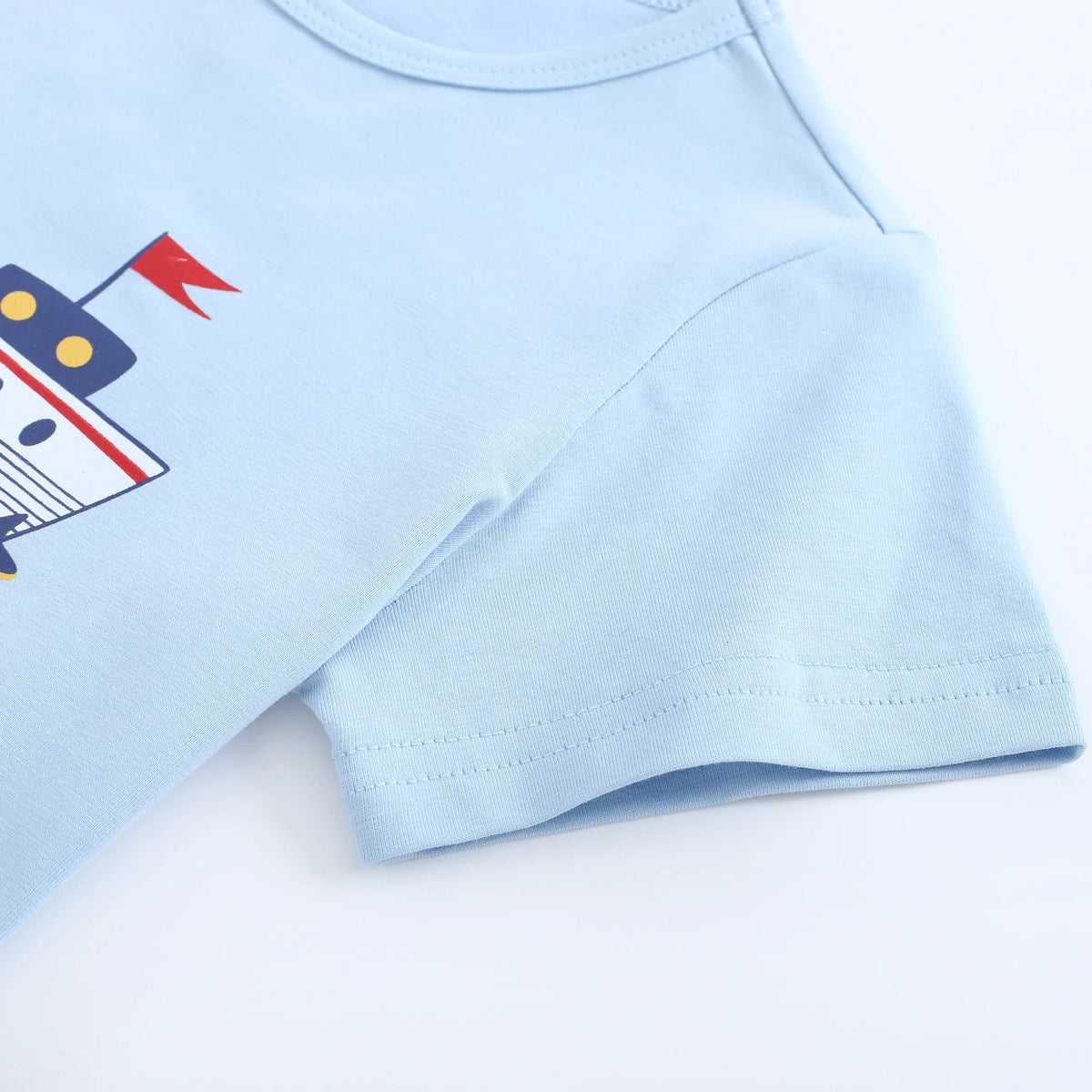 تيشيرت مزين بطباعة للأولاد المواليد