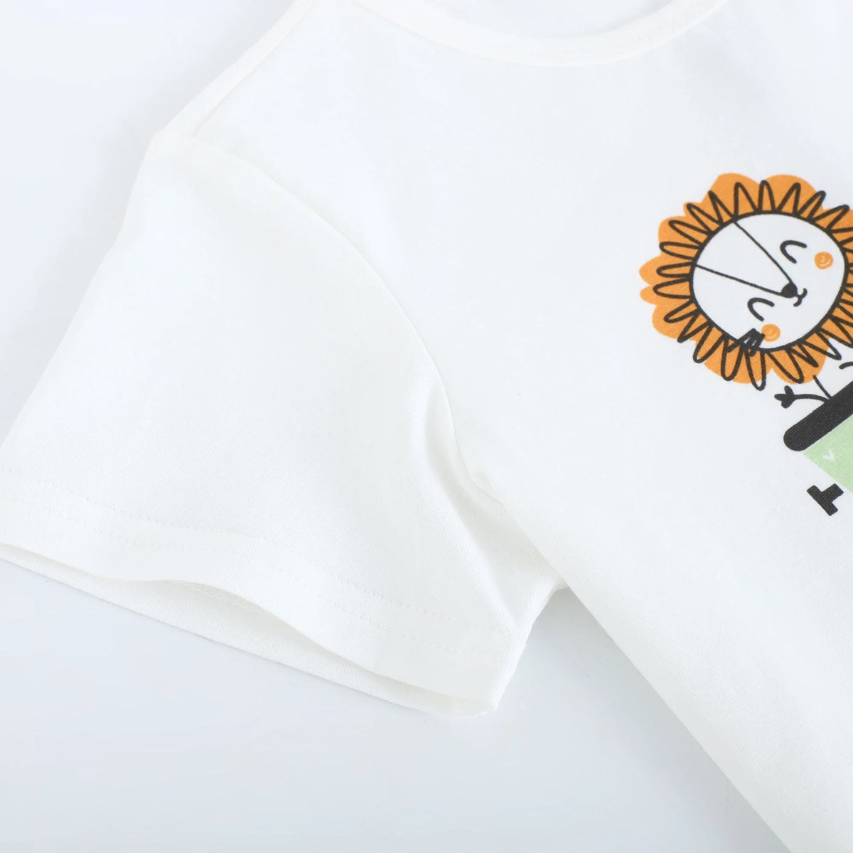 تيشيرت مزين بطباعة للأولاد المواليد