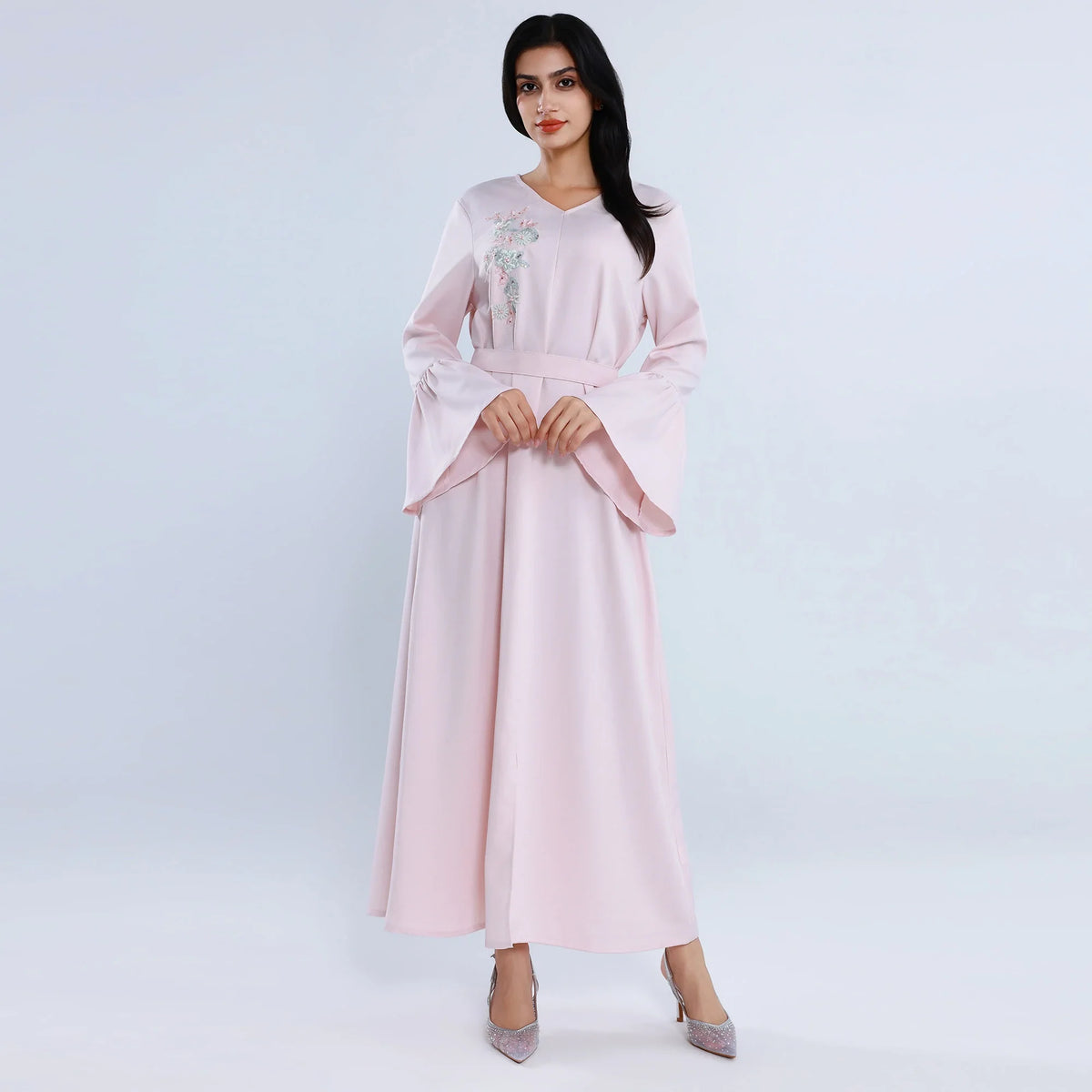 جلابية عصرية مزينة بنمط الزهور للنساء