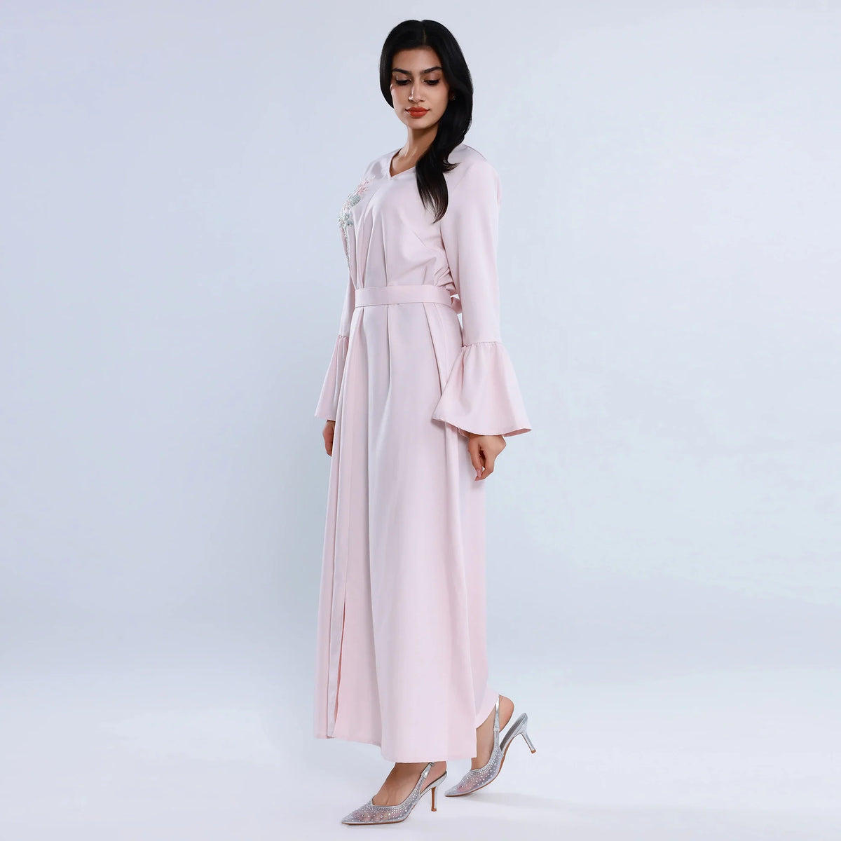 جلابية عصرية مزينة بنمط الزهور للنساء