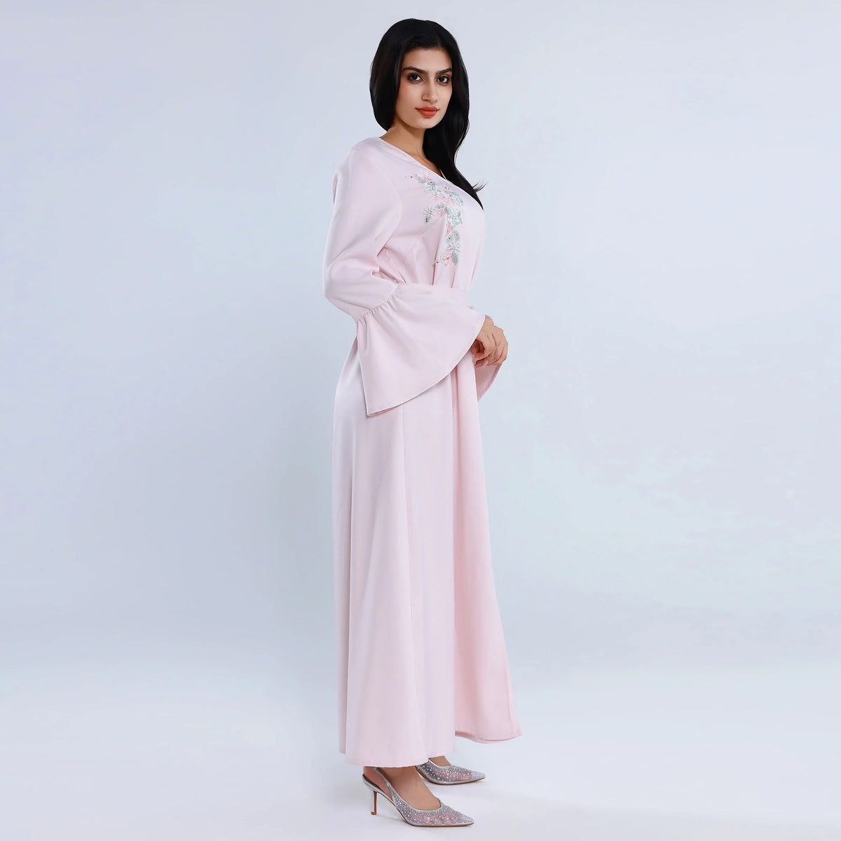 جلابية عصرية مزينة بنمط الزهور للنساء