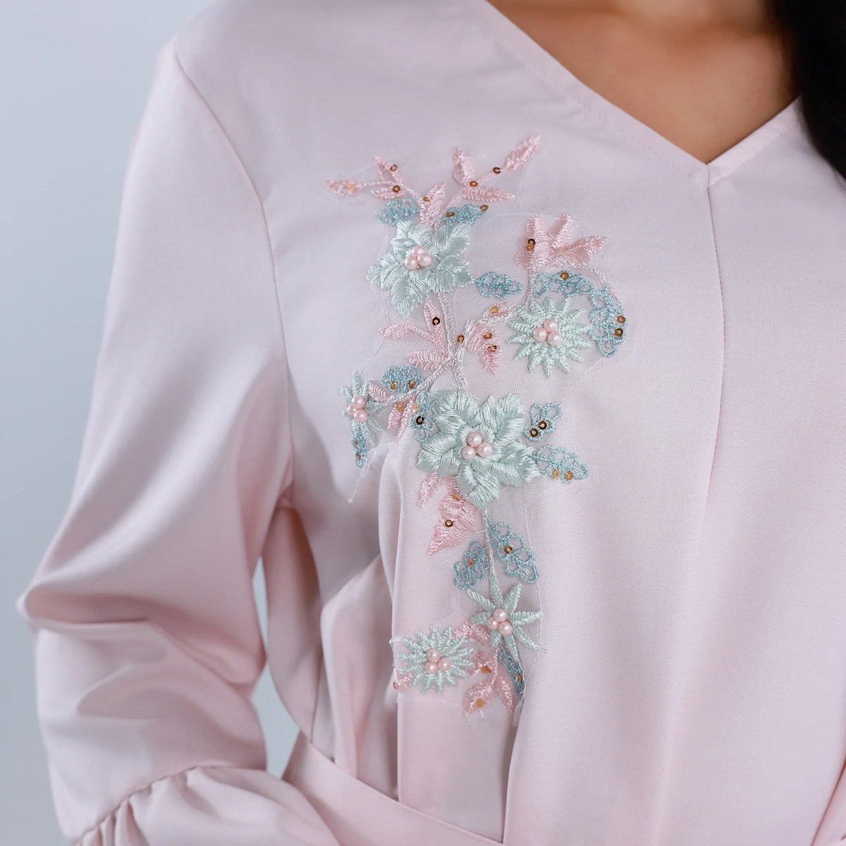 جلابية عصرية مزينة بنمط الزهور للنساء