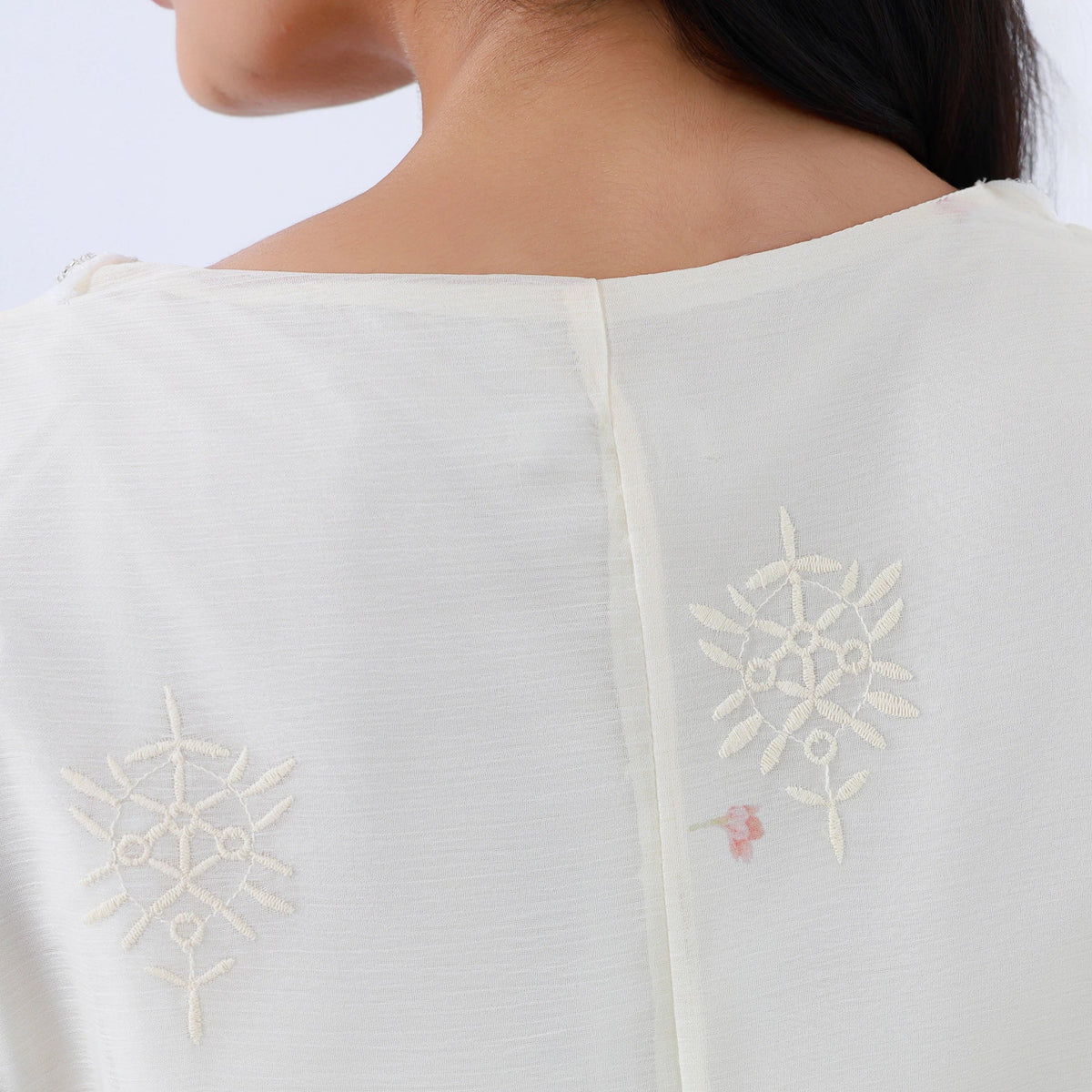 جلابية عصرية مزينة بنمط الزهور للنساء