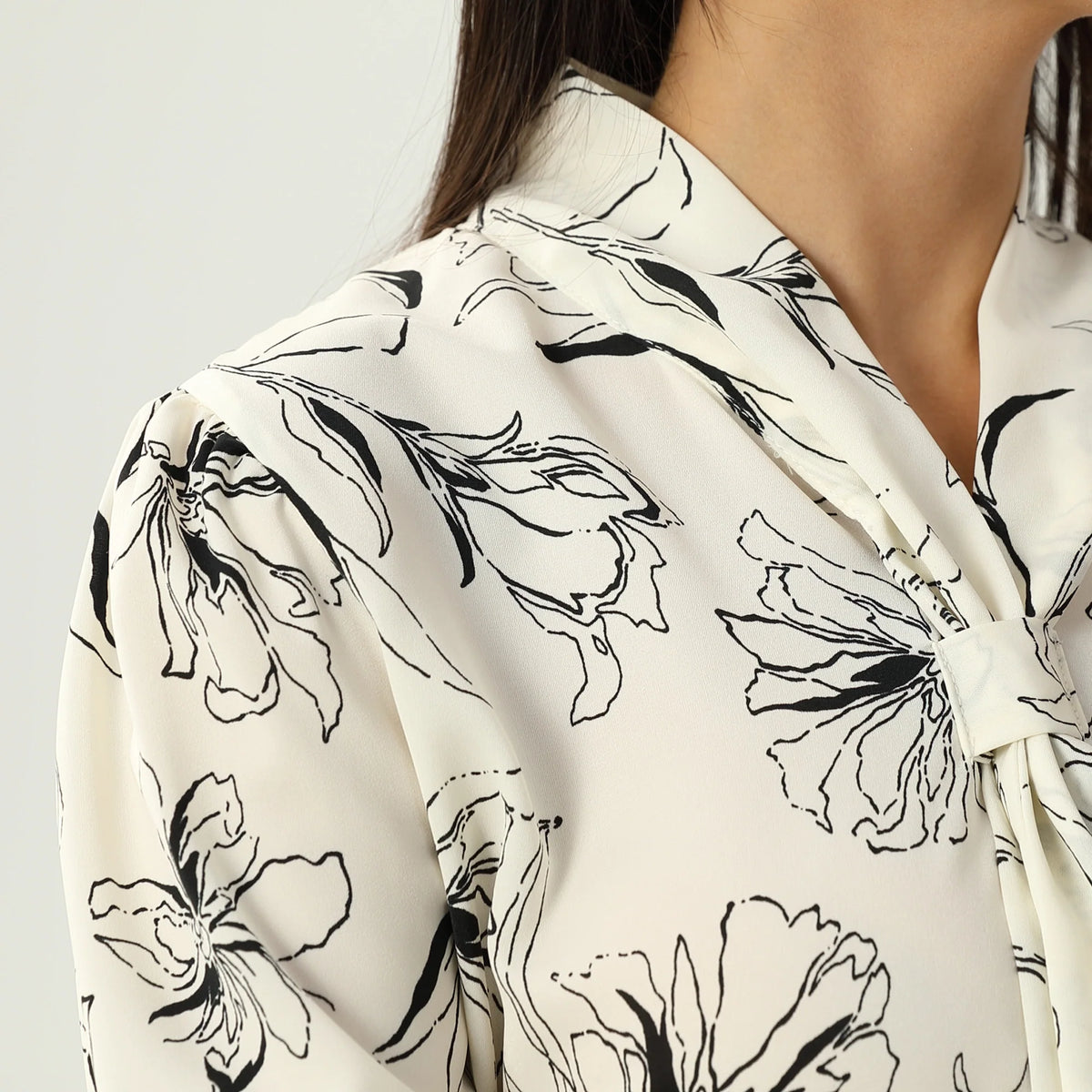 بلوزة بنمط الزهور للنساء