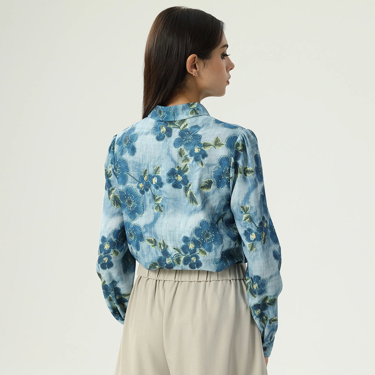 قميص مزين بنمط الزهور للنساء