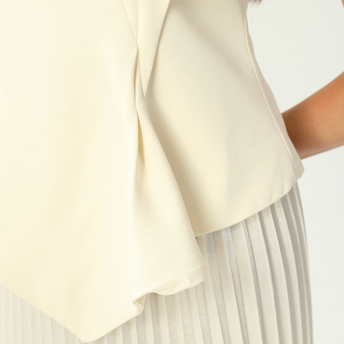 بلوزة ساده عصرية للنساء