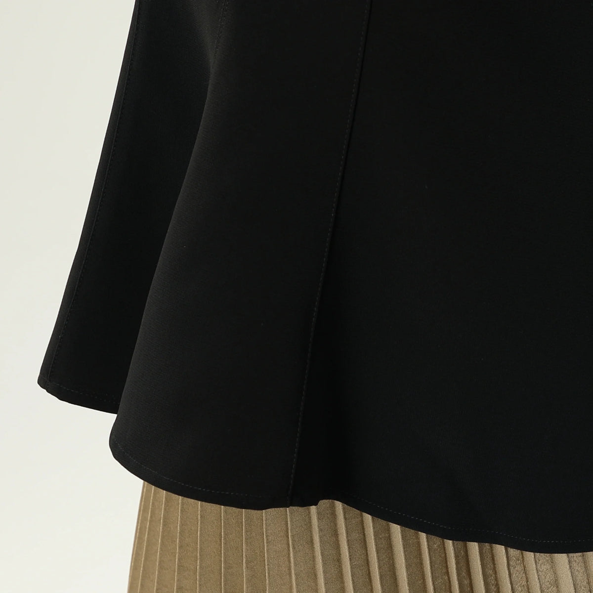 بلوزة ساده عصرية للنساء