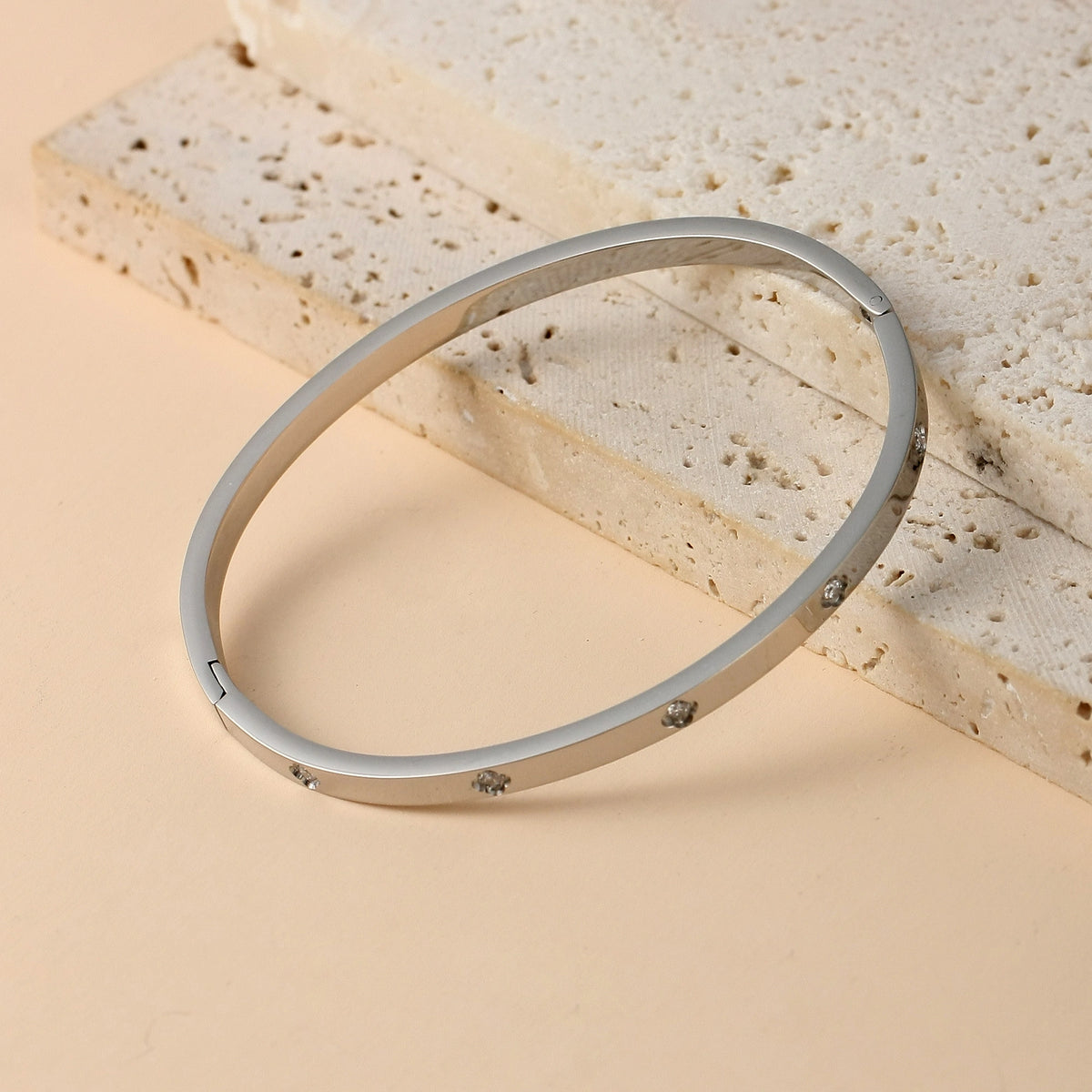 سوار عصري للنساء