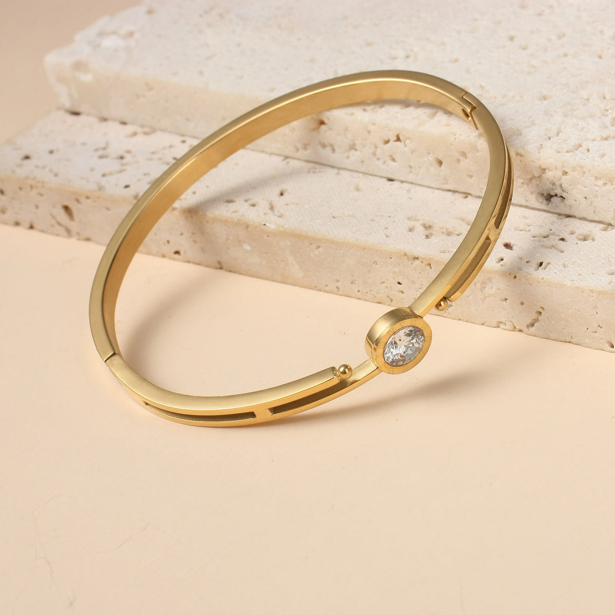 سوار عصري للنساء