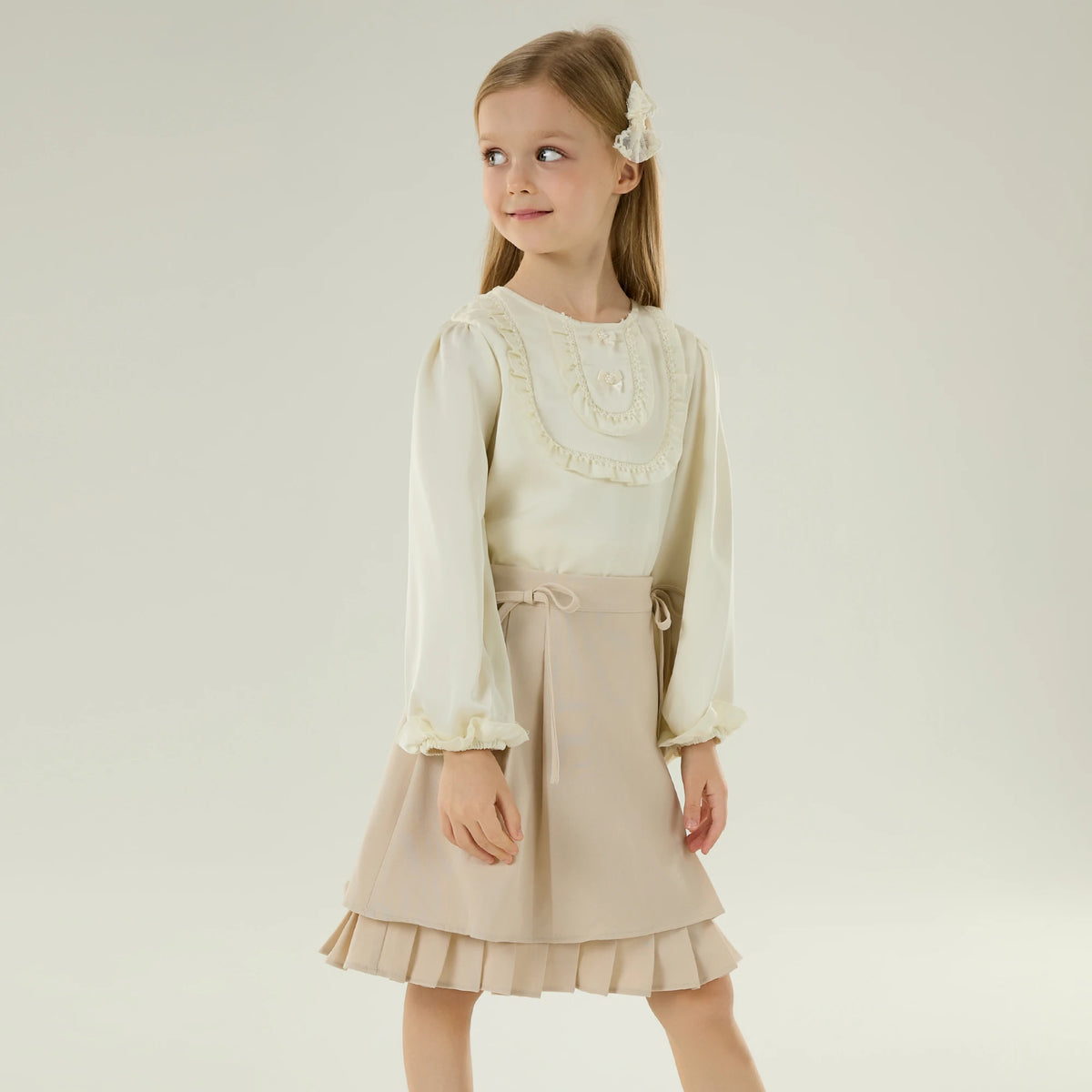 بلوزة عصرية مزينة بدانتيل للبنات