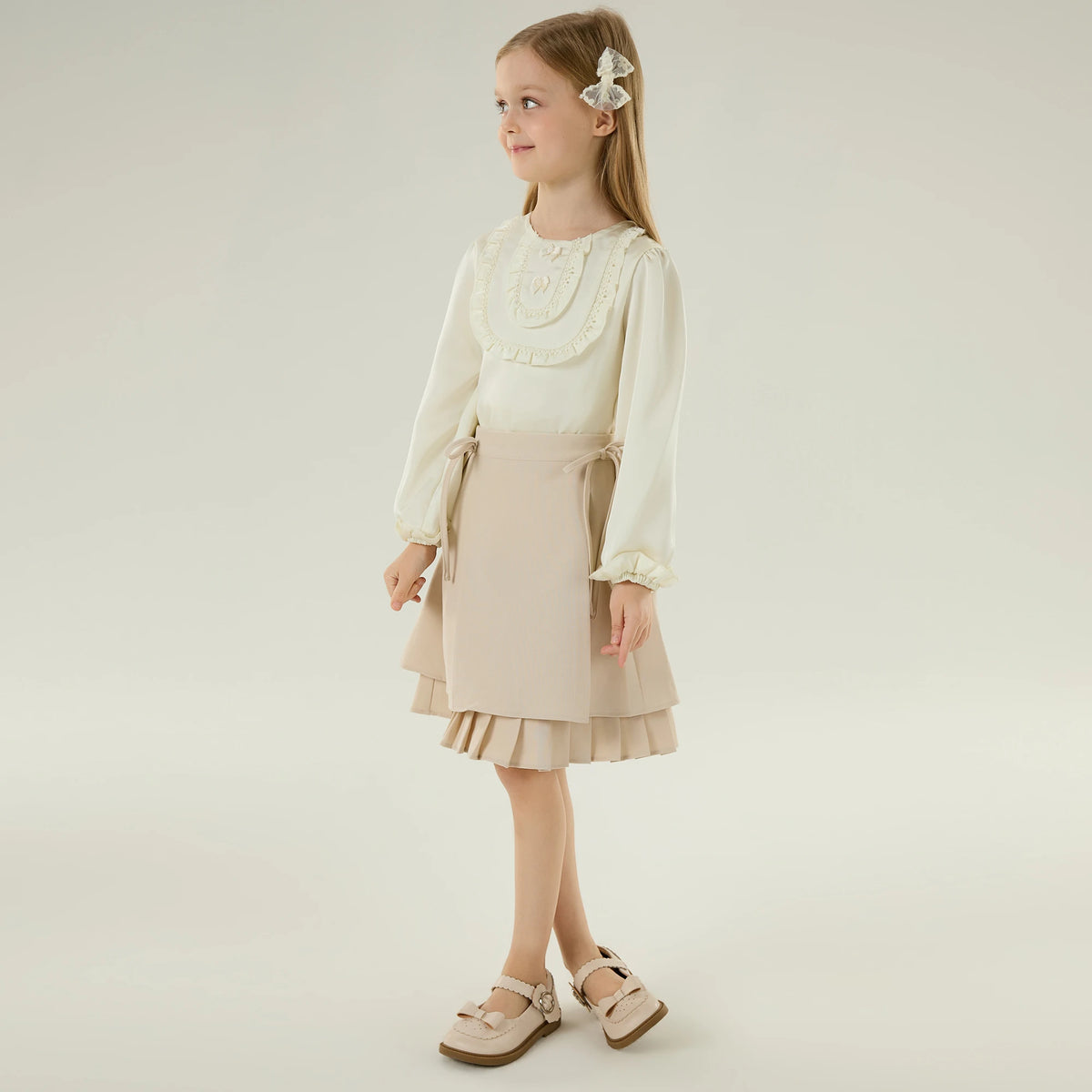 بلوزة عصرية مزينة بدانتيل للبنات