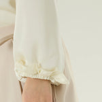 بلوزة عصرية مزينة بدانتيل للبنات