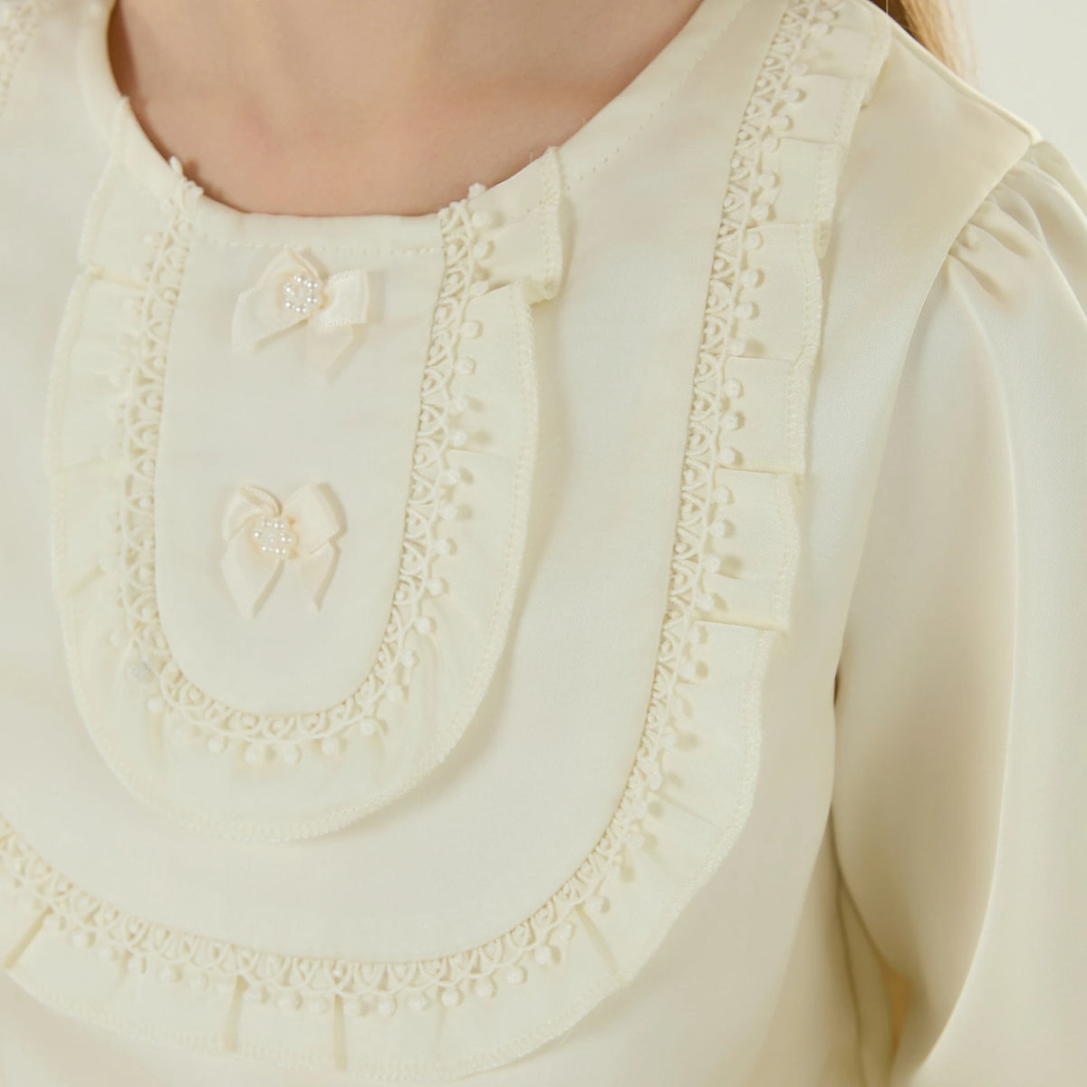 بلوزة عصرية مزينة بدانتيل للبنات