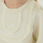 بلوزة عصرية مزينة بدانتيل للبنات