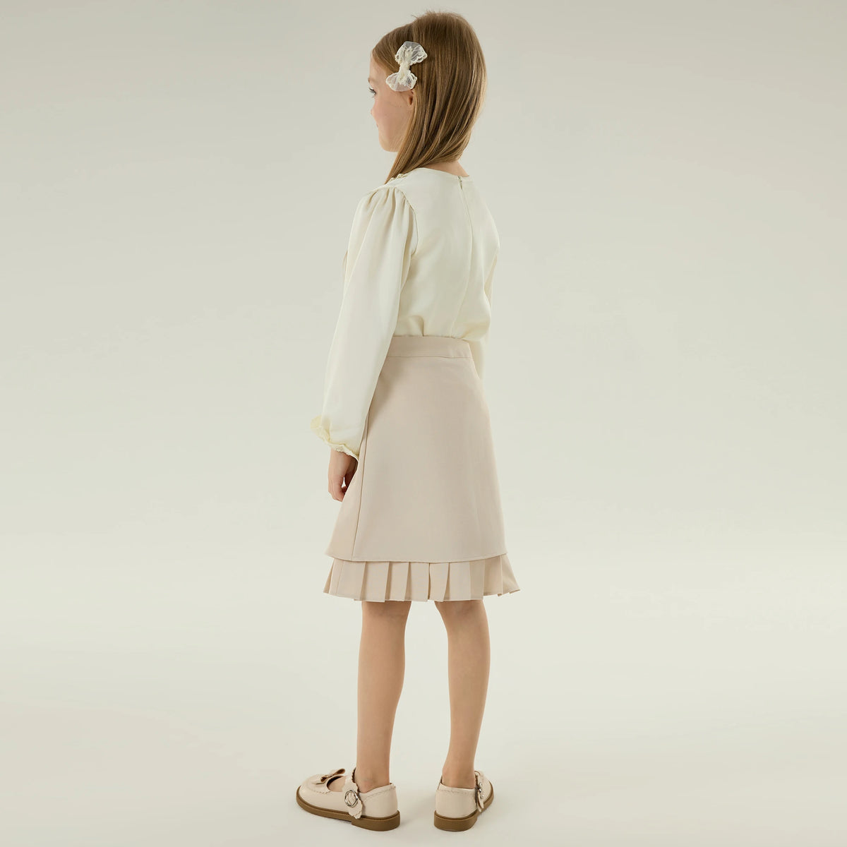 بلوزة عصرية مزينة بدانتيل للبنات