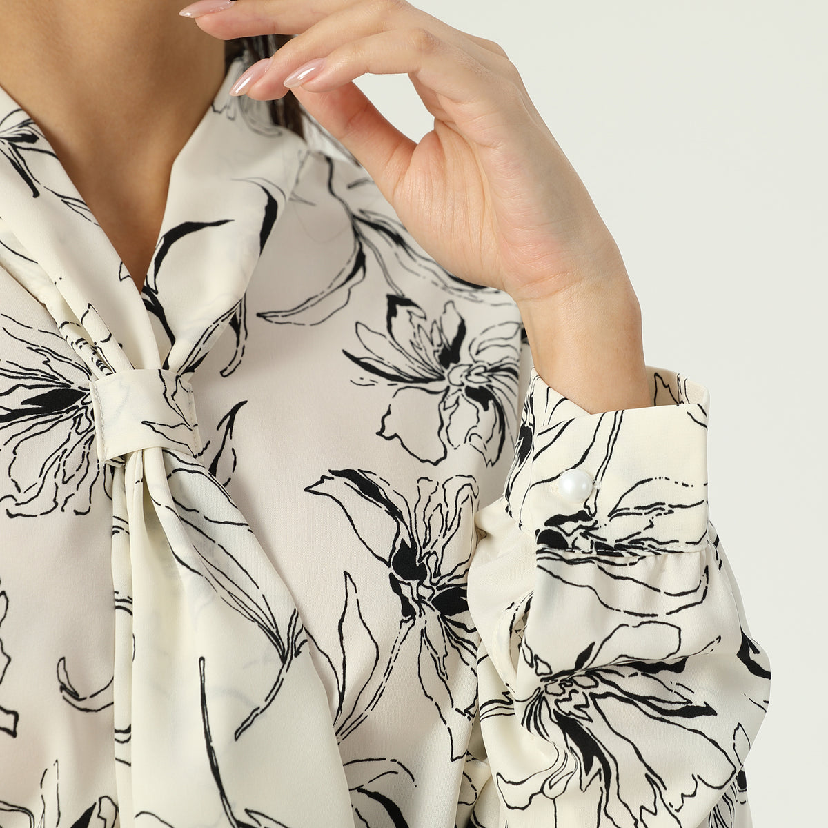 بلوزة بنمط الزهور للنساء