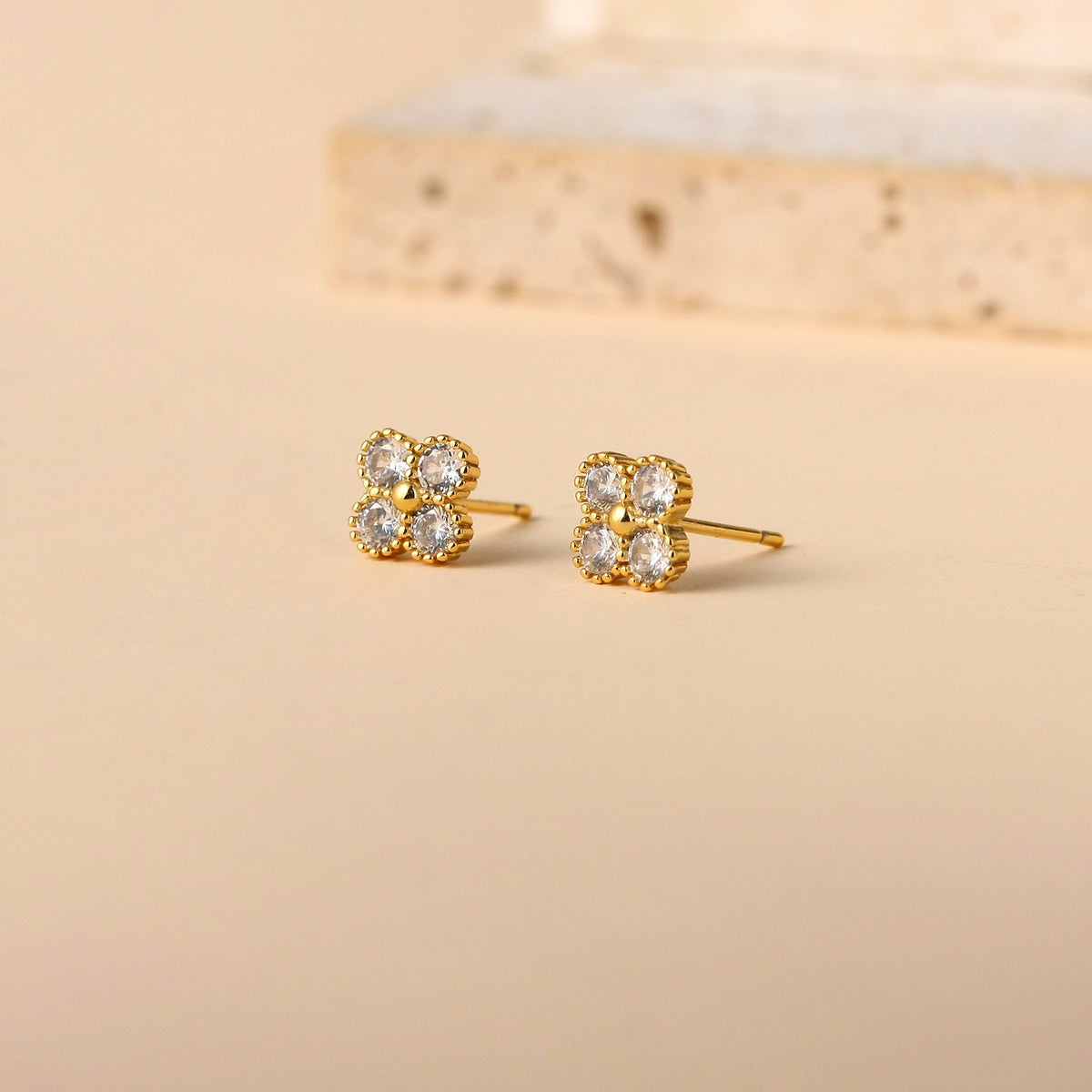 اقراط عصرية للنساء