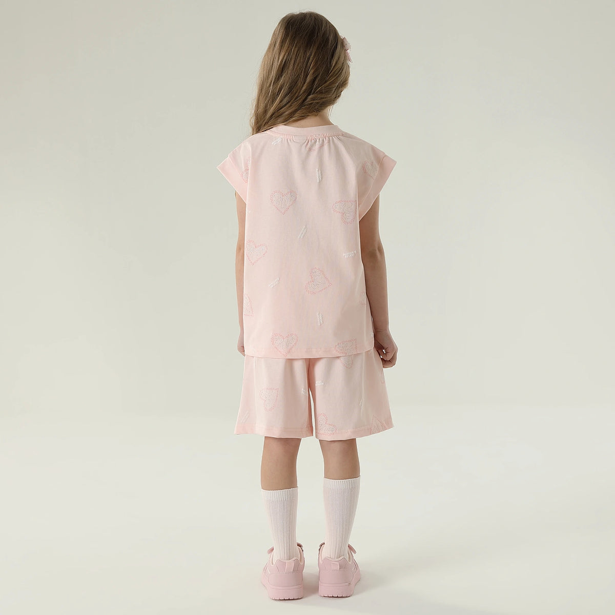 طقم بيجامة مزين بطباعة للمواليد البنات