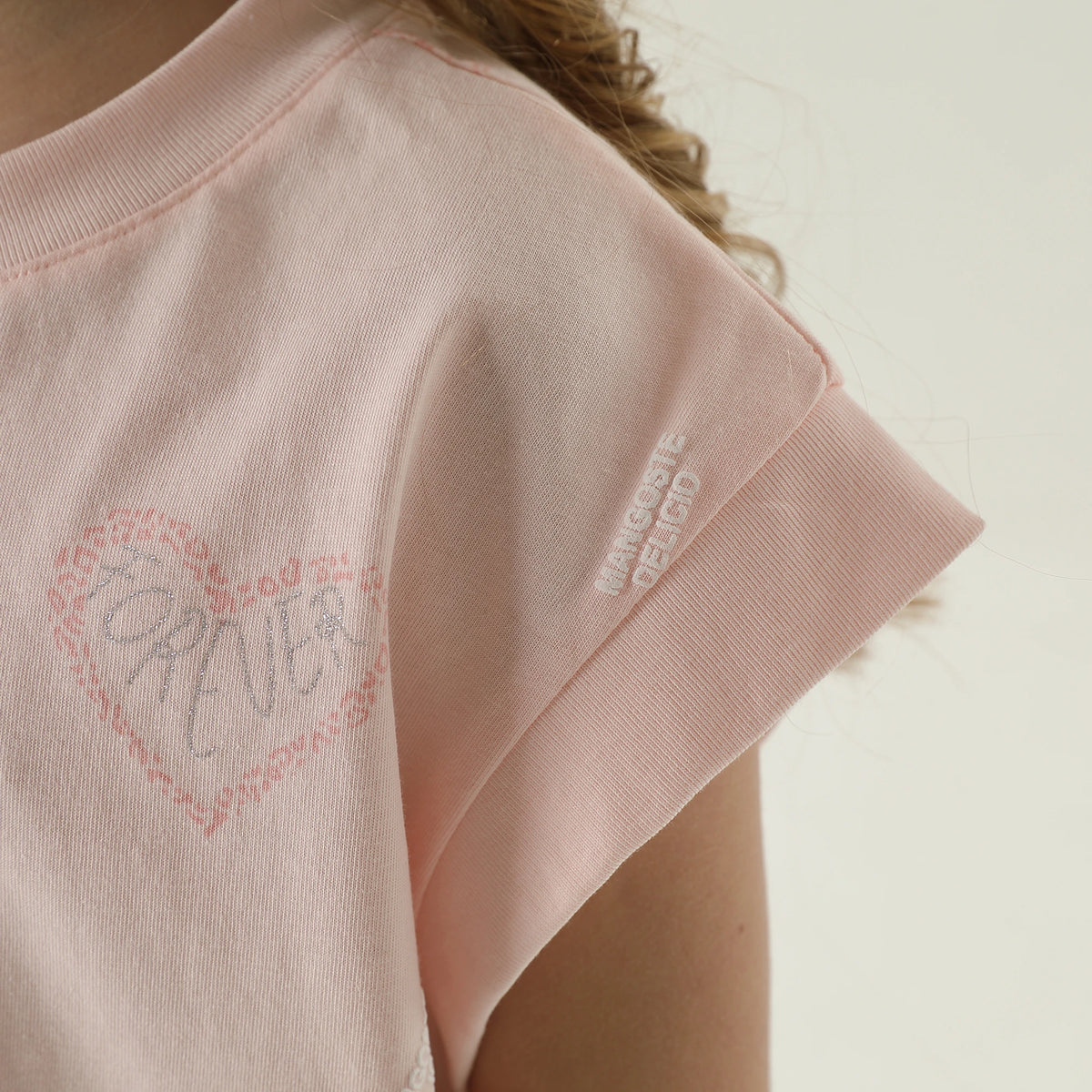 طقم بيجامة مزين بطباعة للمواليد البنات