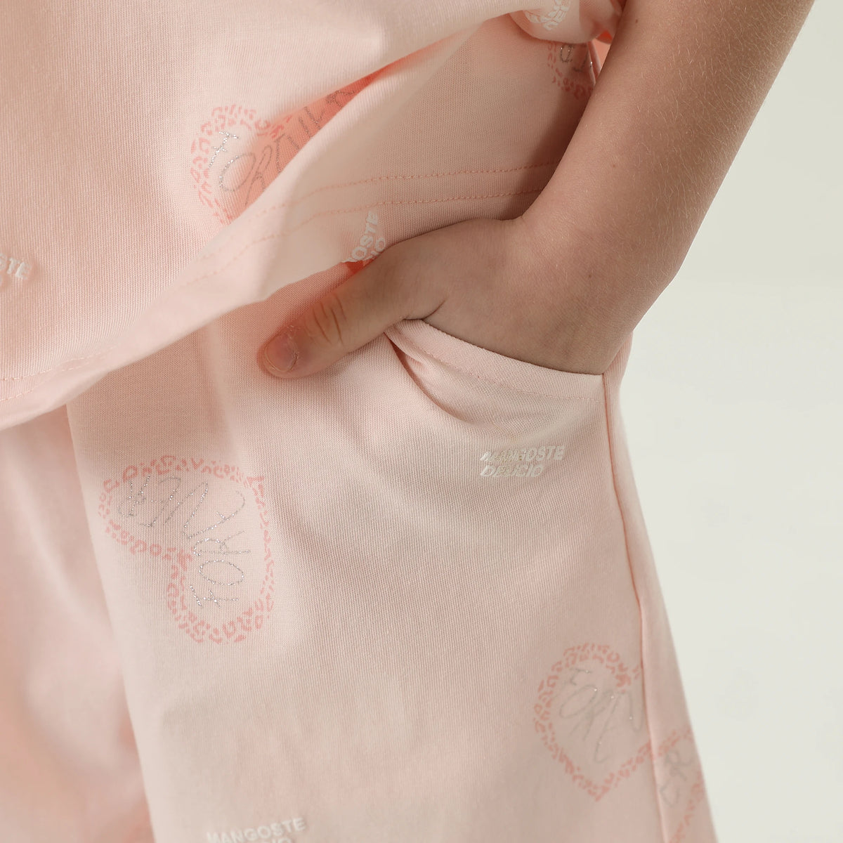 طقم بيجامة مزين بطباعة للمواليد البنات