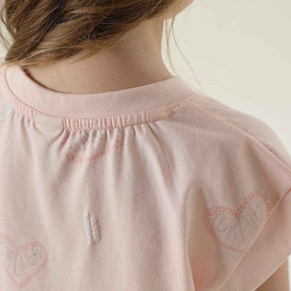 طقم بيجامة مزين بطباعة للمواليد البنات