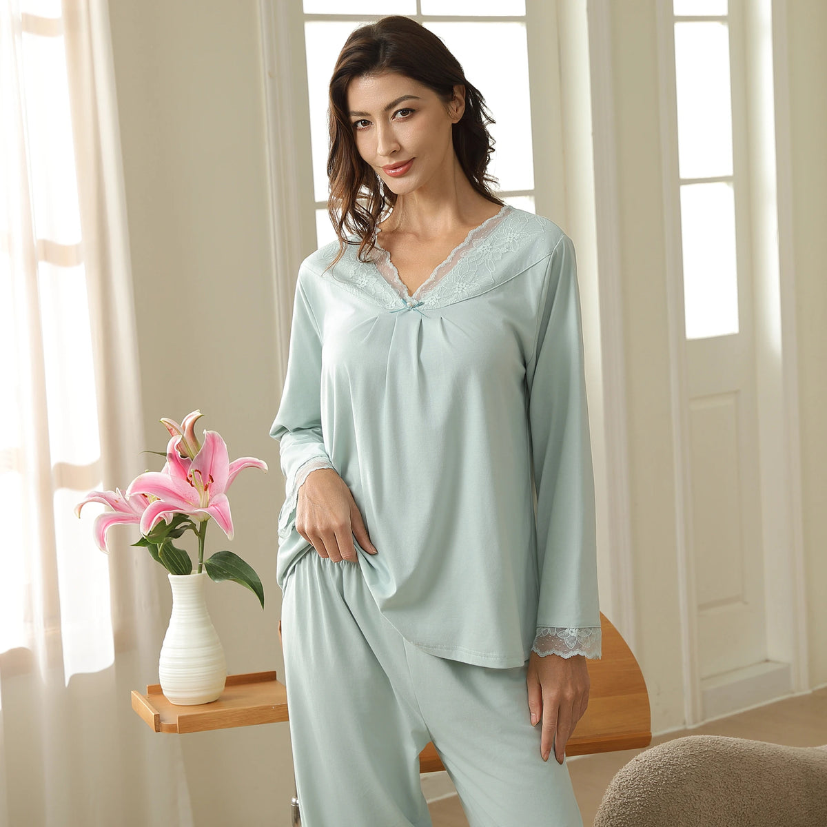 بيجاما مزينة بدانتيل للنساء